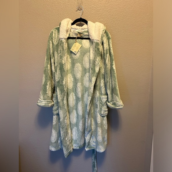 World Market Faux Sherpa Fleece Robe Hood Pockets Plush Cozy Soft Bathrobe - Picture 2 of 9